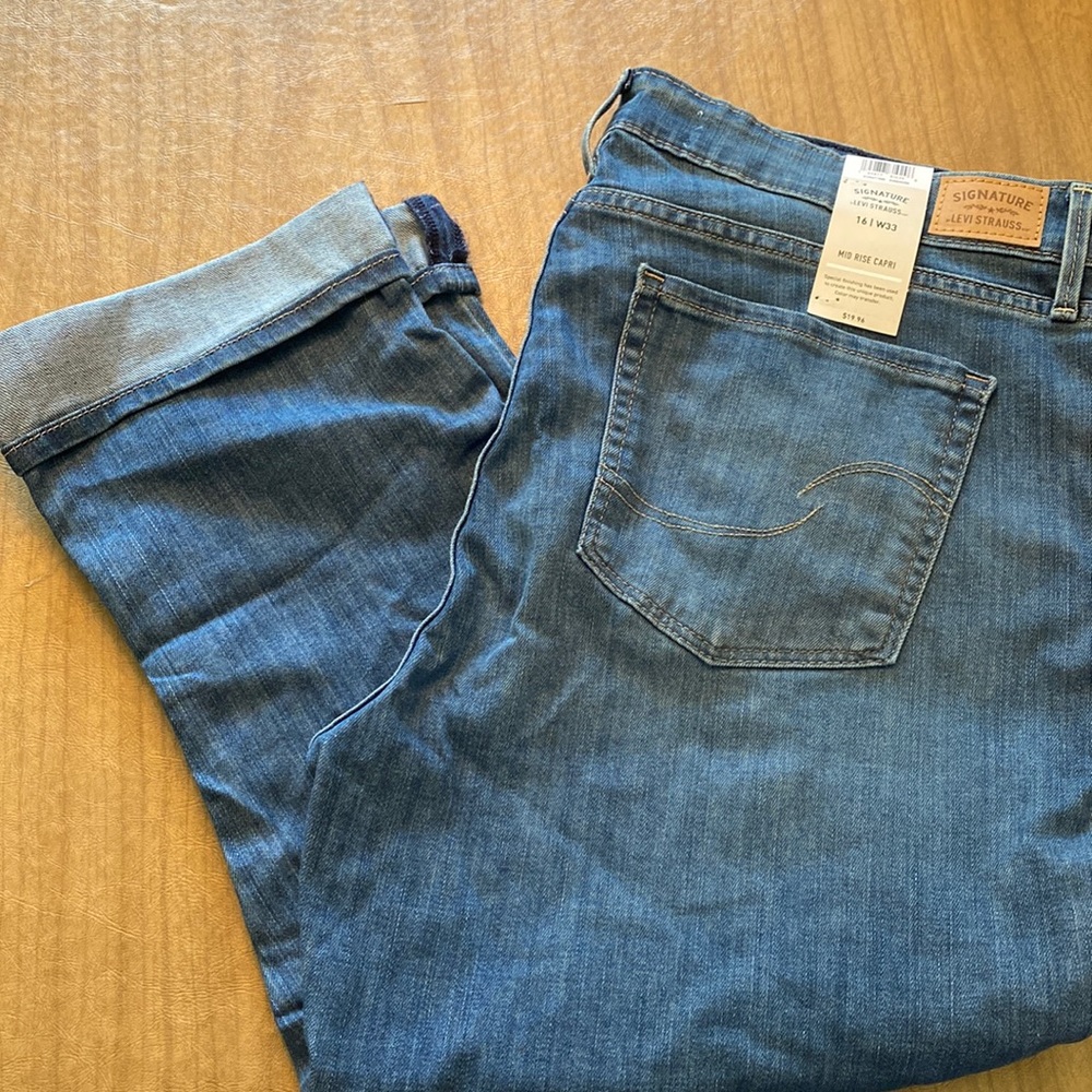Levis capris